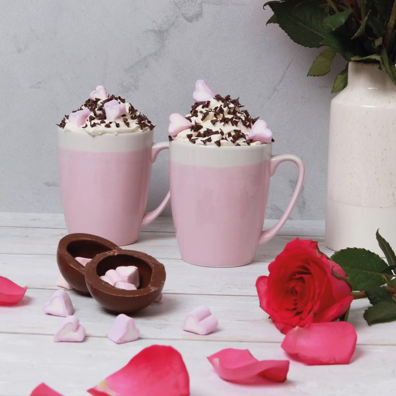 Sferă de ciocolată cu lapte și bezele inimioară 50G